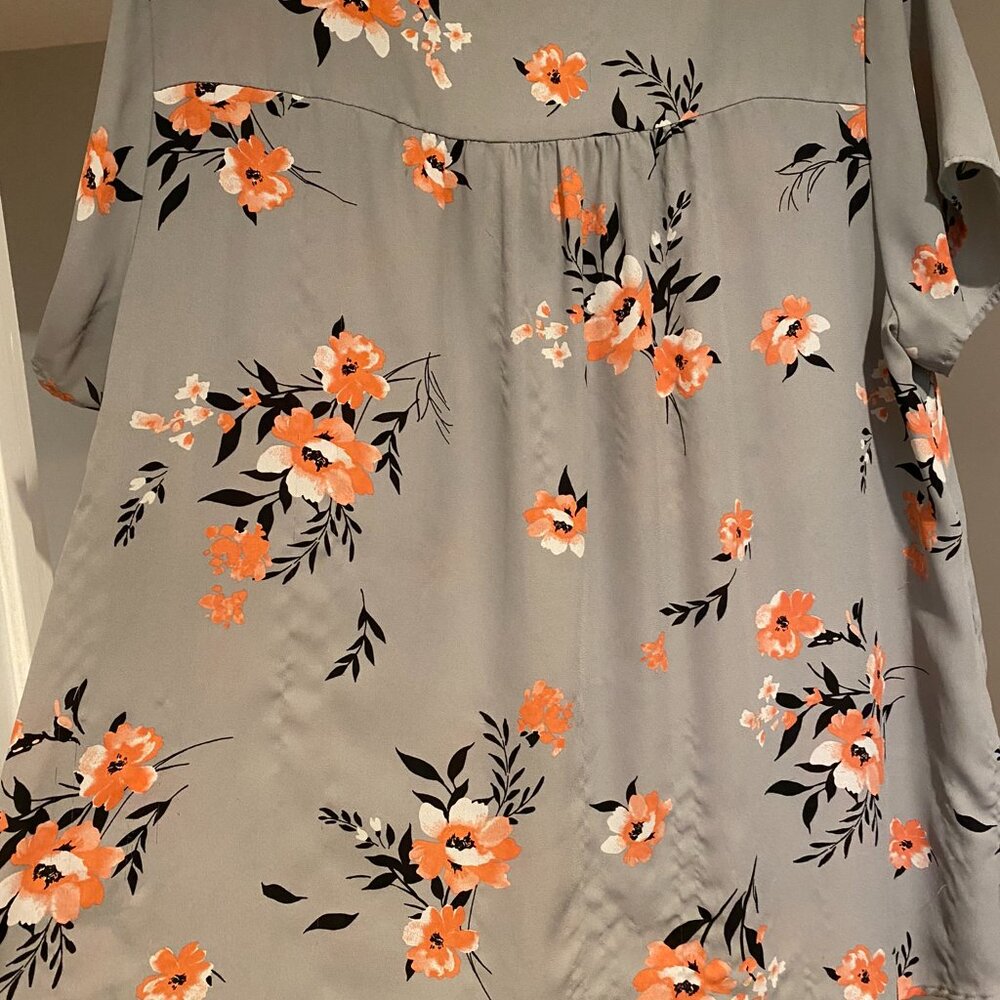 Torrid Sz 2X gray floral top - Picture 5 of 5